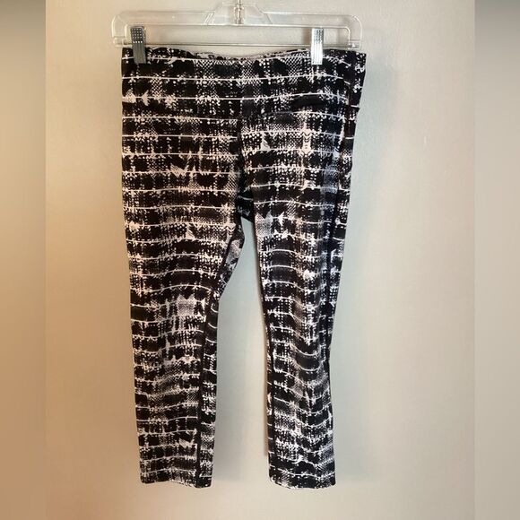 NIKE DRI FIT RUNNING SIZE MEDIUM EPIC VIPER BLACK AND WHITE CROP TIGHTS - Picture 2 of 8